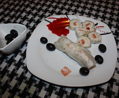 Roladki z łososiem i sosem chrzanowym