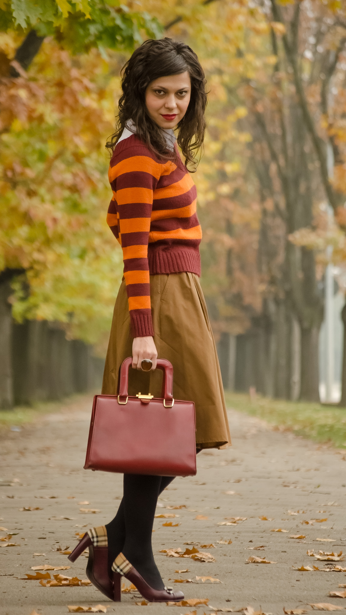 harry potter fall outfit brown skirt burgundy orange sweater shoes heels bag autumn scenery fallen leaves