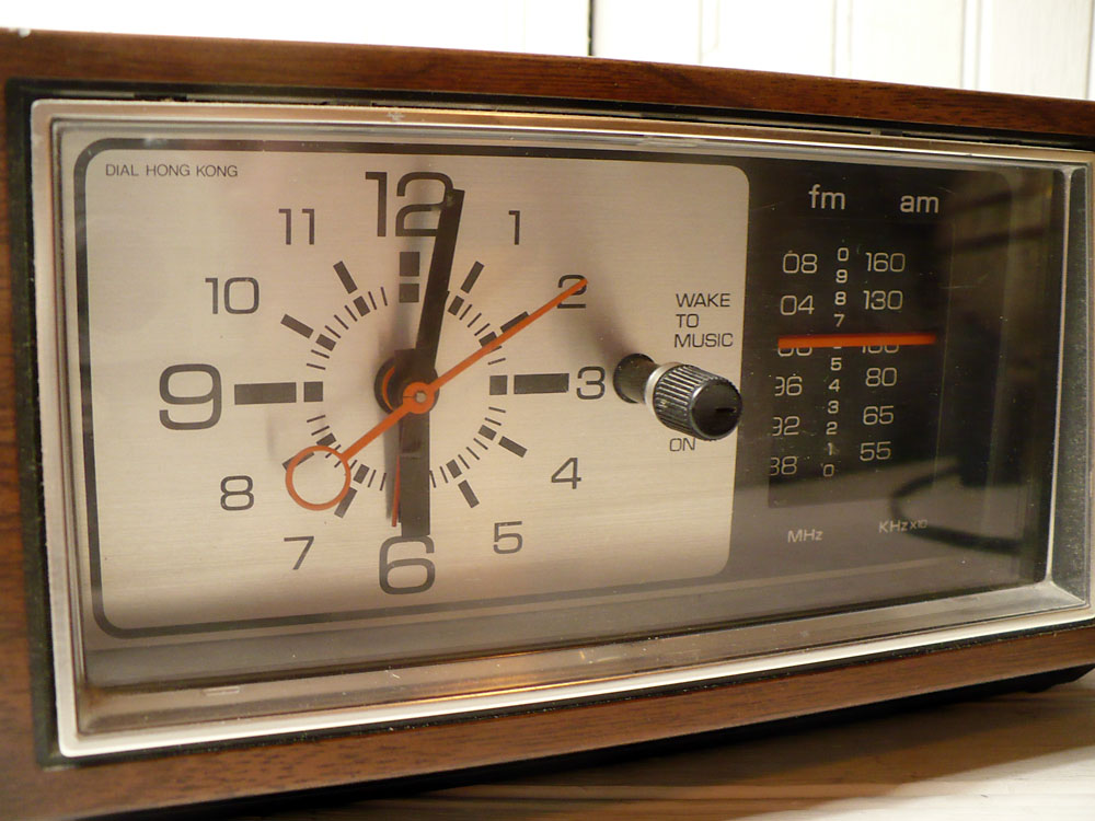 Vintage Goodness 1.0 Score Another GE Clock Radio!