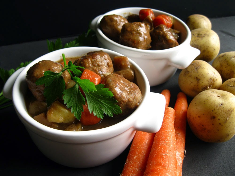 Katia au pays des merveilles Ragoût de boulettes à la québécoise / FrenchCanadian Meatball Stew
