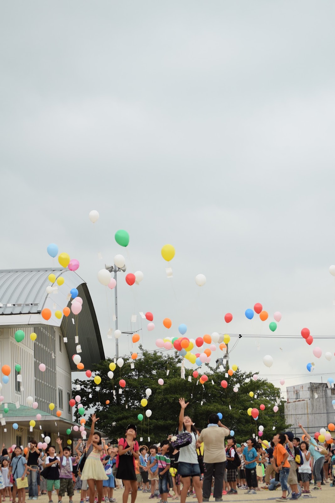子供たちの夢を乗せて みんなで風船飛ばし おーはしさん家のリビングルーム