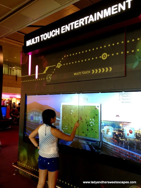 play a game in Multitouch Screen in Changi Airport Singapore
