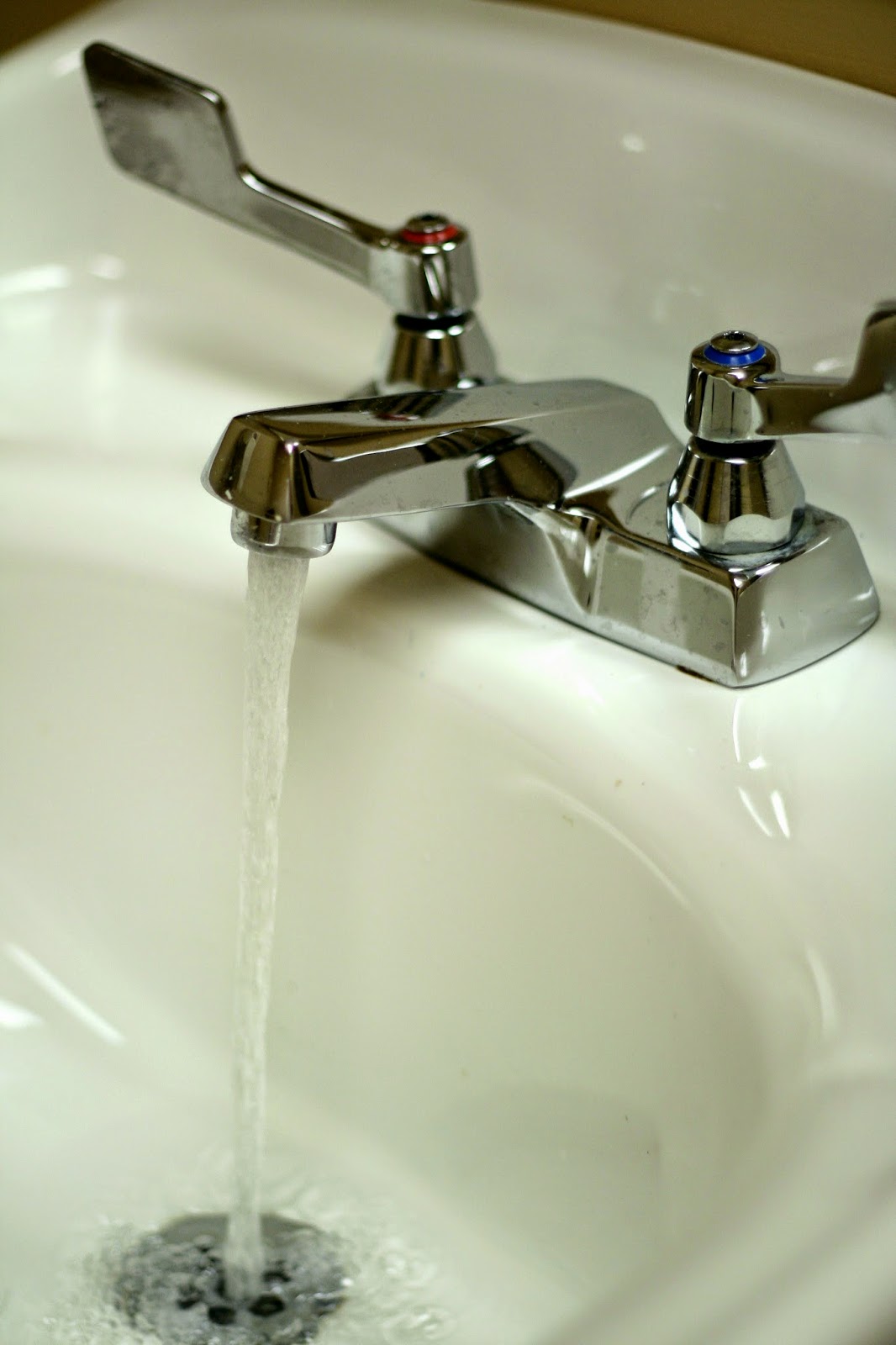 Lavabo con agua corriendo lavabo con agua corriendo