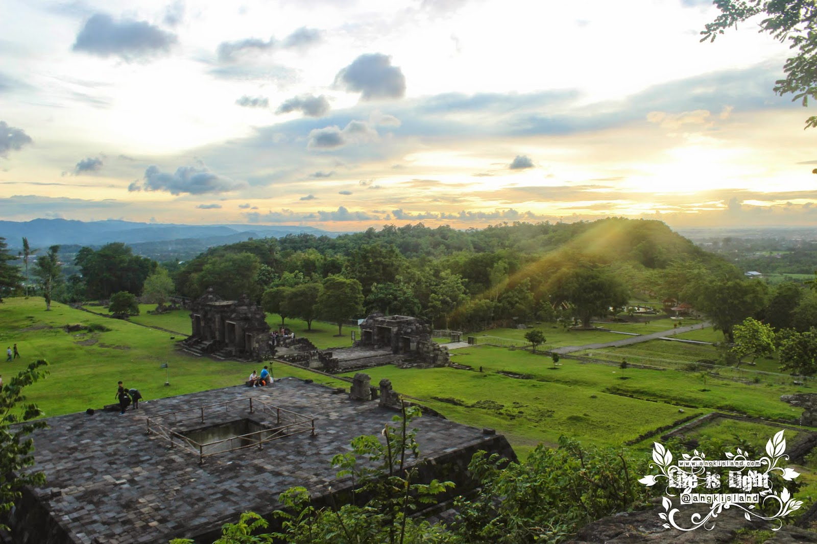komplek istana ratu boko sleman pemandangan jogja dari atas