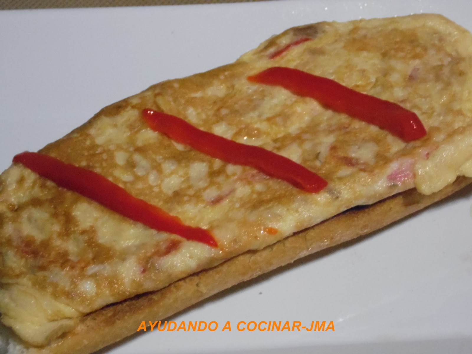 Tortilla De Atún, Pimiento Morrón Y Queso.
