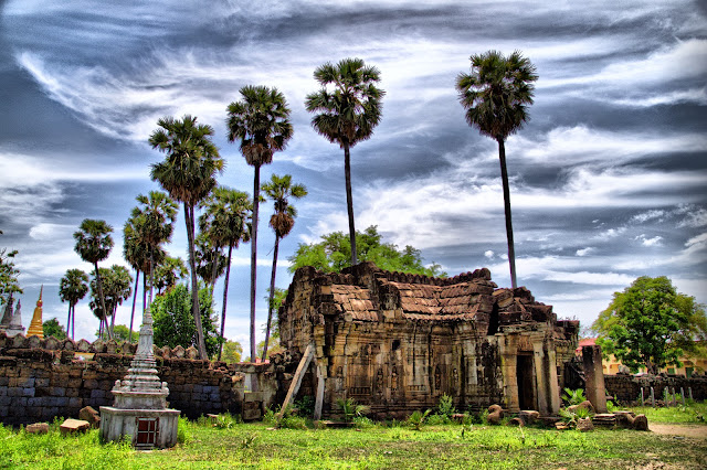 Wat Nokor Chey C'est dans la région de Kompong Cham qu'il est possible de visiter le temple de Wat Nokor Chey. Jouxtant la pagode du même nom, le Wat Nokor Chey auarait été construit au douzième siècle, sous le règne de Jayavarman II donc. Le temple est facile d'accès, extrêmement bien entretenu et abrite une petite pagode de construction récente à l’intérieur de ses murs de latérite.