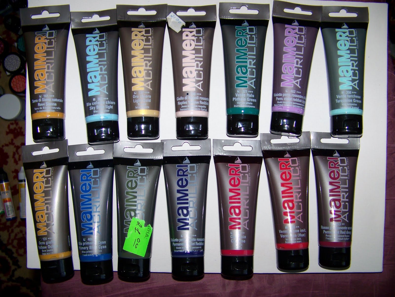 Много акриловых красок