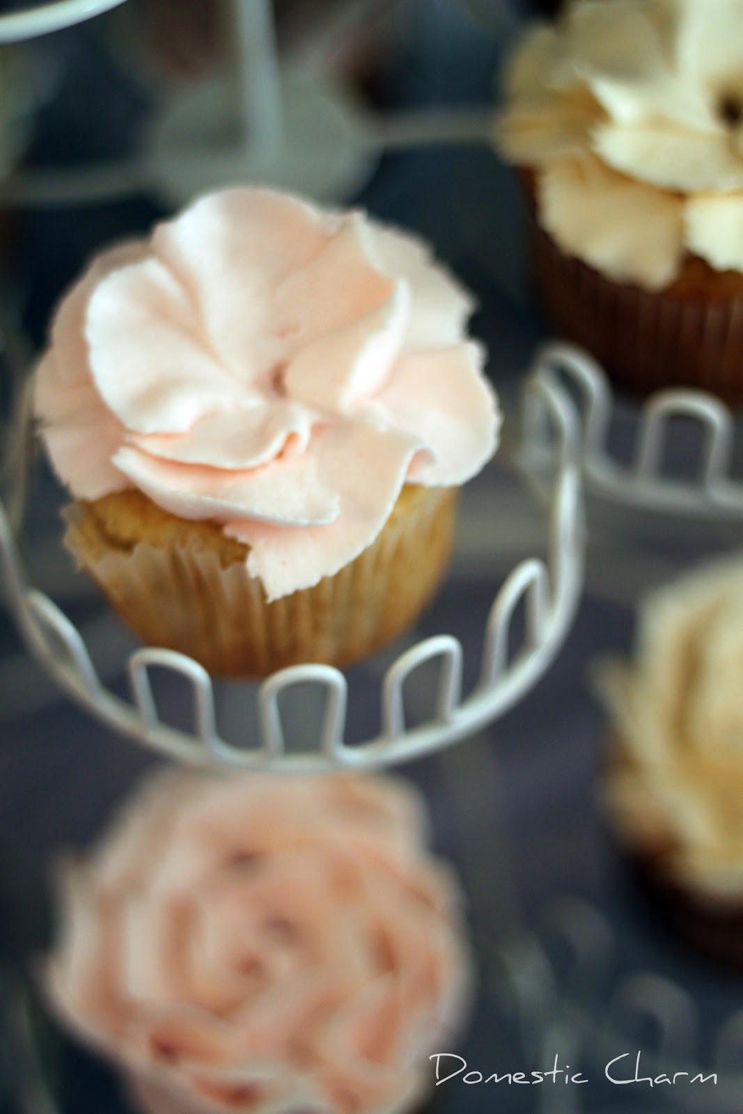 Piping Flowers On Cupcakes Piping Flowers On Cupcakes