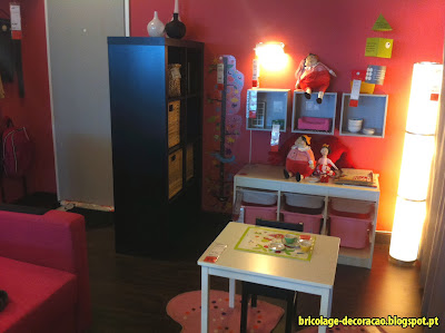 Sala do Ikea em Rosa com Espaço para Crianças