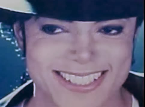 Smile-michael-jackson-10058771-483-356.jpg