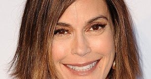 24 Chronic News Teri Hatcher Shockingly Short Hair