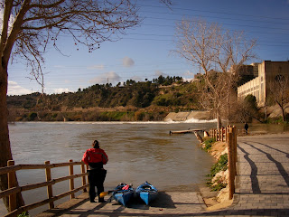 Piragüisme a l'Ebre riuada 2013 a punt de sortir de flix amb les piragües