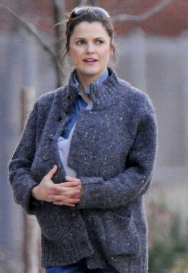 Keri Russell carries her newborn daughter Willa Lou under her sweater as she ... Keri Russell carries her newborn daughter Willa Lou under her sweater as she ...