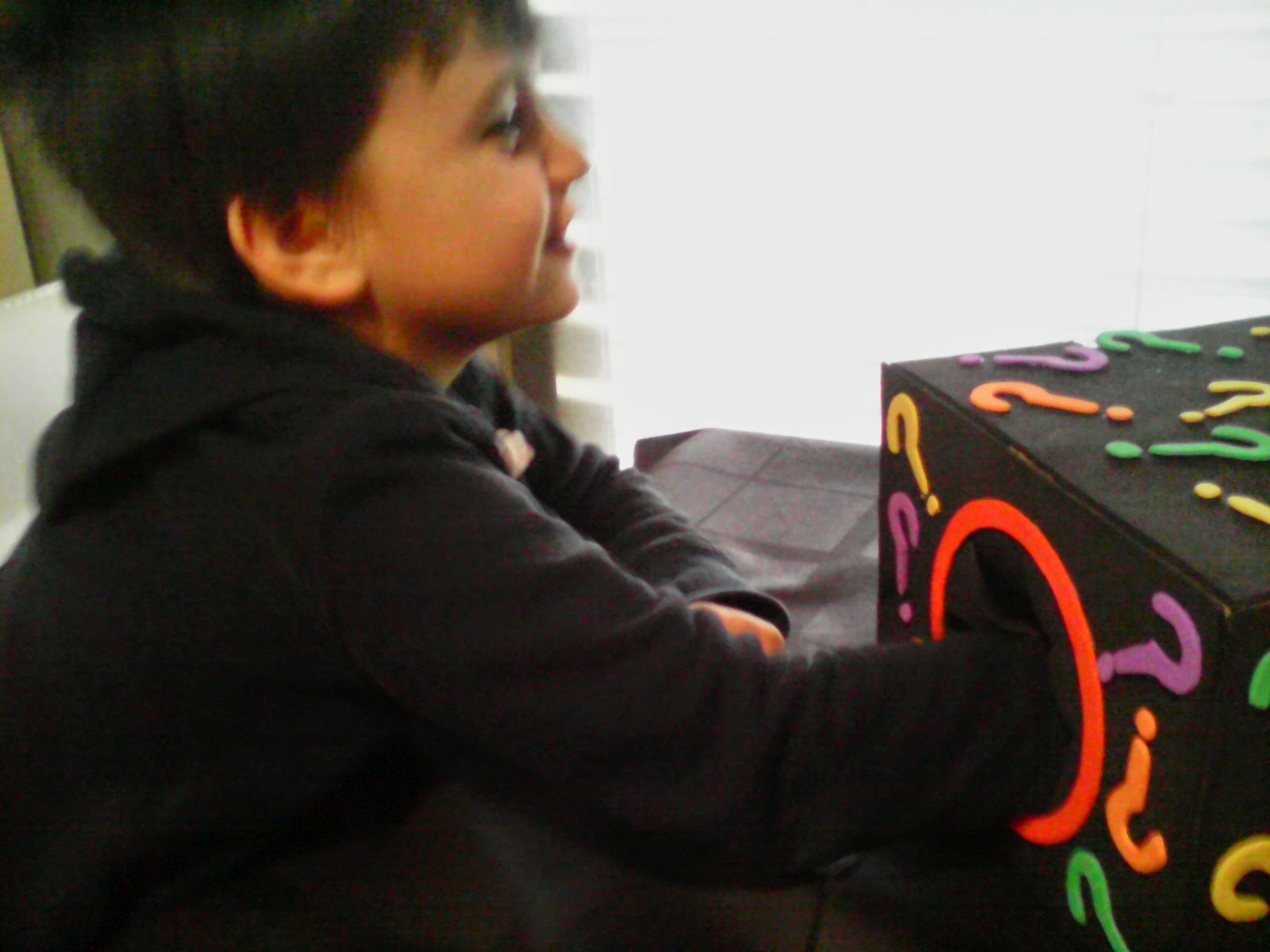 APRENDE JUGANDO CON PETRA: LA CAJA MISTERIOSA, Descubrir a través del tacto