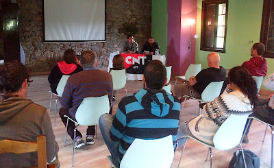 Semana anarcosindicalista en Asturias. Miércoles 5, en Vegadeo Acto en Santo Adriano La CNT asturleonesa ha puesto en marcha un ciclo de charlas que durará toda esta semana: "Propuestas para la acción. Anarcosindicalismo" que comenzó ayer lunes día 3 en Villanueva (Santo Adriano) en el bar El Sabil a las 19 horas. Se trata de explicar a los vecinos la propuesta y el modelo sindical que propugna la CNT y que en las últimas décadas ha sido intoxicada por el Poder para alejar al pueblo de la fuerza que tienen las ideas del anarquismo y el sindicalismo revolucionario en momentos de crisis y de lucha social como los actuales. El ciclo pretende difundir los principios de la CNT por Asturias y es un esfuerzo propagandístico necesario en momentos de gran confusión entre la clase trabajadora. Mañana miércoles día 5 será la charla en Ribadeo, en El Lavadero, también a las 19 horas. El jueves 6, en El Entrego, a las 20 horas en el Centro Social La Simiente y el sábado 8 en Cangas del Narcea en la Casa de Cultura, a la vez que se tratará la problemática de la minería en la que intervendrán los compañeros del núcleo confederal de Laciana-El Bierzo (León). Son tiempos difíciles para la clase obrera a los que nos enfrentamos. La crisis, endémica en muchas comarcas asturianas, amenaza con barrer los derechos que aún conservamos y sumirnos en la absoluta miseria. Mucha gente empieza a abrir los ojos forzosamente y muchos más se verán empujados a defender sus medios de subsistencia y a preparar alternativas al sistema capitalista. En este contexto se enmarcan una serie de charlas que en el mes de junio tendrán lugar en Asturias, donde se tocaran las formas y formulas de organización anarcosindicalistas (teoría y practica diaria, conceptos, etc.), los principios y formas de acción (acción directa, boicot...), la acción sindical en la calle y en la empresa... El anarcosindicalismo hunde sus raíces en lo más profundo de la clase obrera y no solo ofrece métodos de lucha que nos sirven para desbordar el modelo sindical actual, ademas propone alternativas claras al modelo capitalista de producción y distribución de la riqueza. Por ello te llamamos a asistir a las charlas y a enriquecer el posterior debate para entre todos ir tejiendo esa sociedad nueva que tanto necesitamos. Semana anarcosindicalista en Asturias. Miércoles 5, en Vegadeo Acto en Santo Adriano La CNT asturleonesa ha puesto en marcha un ciclo de charlas que durará toda esta semana: "Propuestas para la acción. Anarcosindicalismo" que comenzó ayer lunes día 3 en Villanueva (Santo Adriano) en el bar El Sabil a las 19 horas. Se trata de explicar a los vecinos la propuesta y el modelo sindical que propugna la CNT y que en las últimas décadas ha sido intoxicada por el Poder para alejar al pueblo de la fuerza que tienen las ideas del anarquismo y el sindicalismo revolucionario en momentos de crisis y de lucha social como los actuales. El ciclo pretende difundir los principios de la CNT por Asturias y es un esfuerzo propagandístico necesario en momentos de gran confusión entre la clase trabajadora. Mañana miércoles día 5 será la charla en Ribadeo, en El Lavadero, también a las 19 horas. El jueves 6, en El Entrego, a las 20 horas en el Centro Social La Simiente y el sábado 8 en Cangas del Narcea en la Casa de Cultura, a la vez que se tratará la problemática de la minería en la que intervendrán los compañeros del núcleo confederal de Laciana-El Bierzo (León). Son tiempos difíciles para la clase obrera a los que nos enfrentamos. La crisis, endémica en muchas comarcas asturianas, amenaza con barrer los derechos que aún conservamos y sumirnos en la absoluta miseria. Mucha gente empieza a abrir los ojos forzosamente y muchos más se verán empujados a defender sus medios de subsistencia y a preparar alternativas al sistema capitalista. En este contexto se enmarcan una serie de charlas que en el mes de junio tendrán lugar en Asturias, donde se tocaran las formas y formulas de organización anarcosindicalistas (teoría y practica diaria, conceptos, etc.), los principios y formas de acción (acción directa, boicot...), la acción sindical en la calle y en la empresa... El anarcosindicalismo hunde sus raíces en lo más profundo de la clase obrera y no solo ofrece métodos de lucha que nos sirven para desbordar el modelo sindical actual, ademas propone alternativas claras al modelo capitalista de producción y distribución de la riqueza. Por ello te llamamos a asistir a las charlas y a enriquecer el posterior debate para entre todos ir tejiendo esa sociedad nueva que tanto necesitamos.