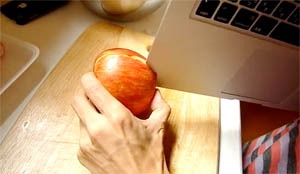 MacBook Air 'doubles as a kitchen knife', Using the MacBook Air as a kitchen knife