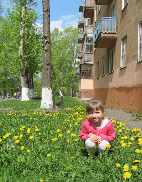 Настя и одуванчики. Скоро все цветы расцветут