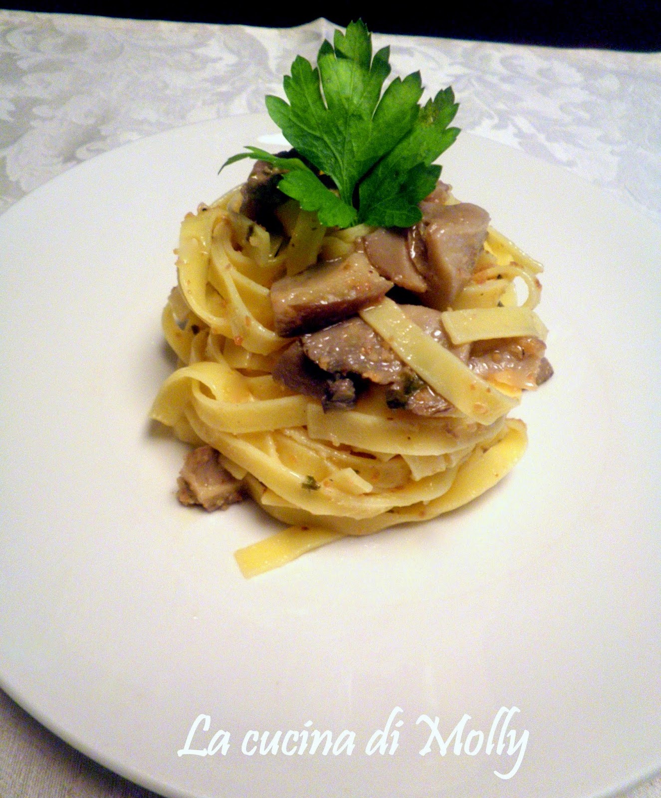 NIDI DI TAGLIATELLE CON FUNGHI PORCINI IN SALSA DI TARTUFO BIANCO