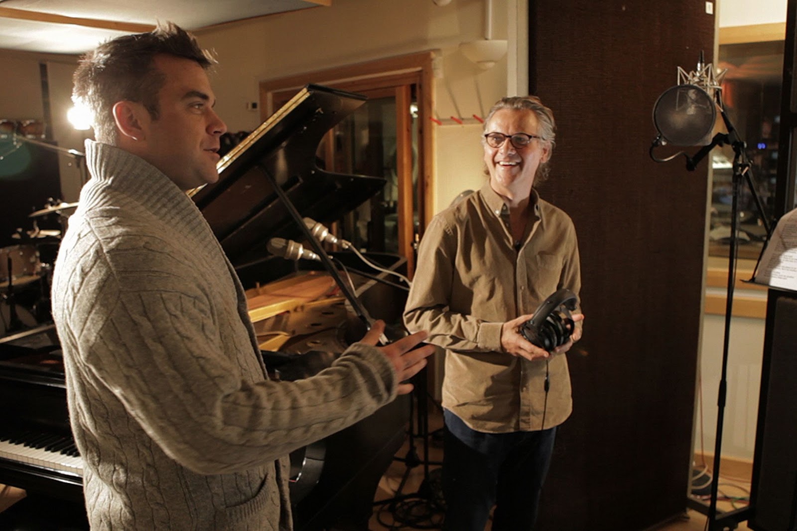 http://4.bp.blogspot.com/-BFqIO5XSvEw/UL5p6aFv2NI/AAAAAAABakg/6v5uUpzQei4/s1600/Robbie+Williams.jpg
