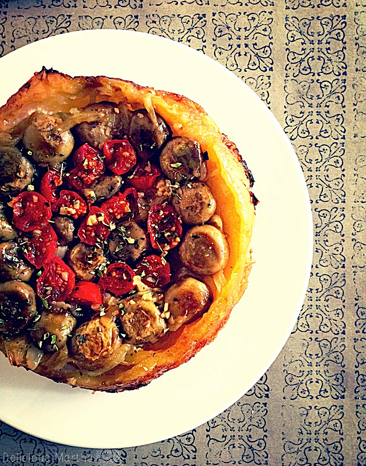 Tarta tatin de champiñones, cherrys, cebolla y queso