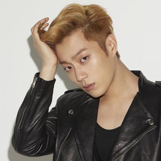 yoon-doo-joon-b2st-simple-blonde-hairsty