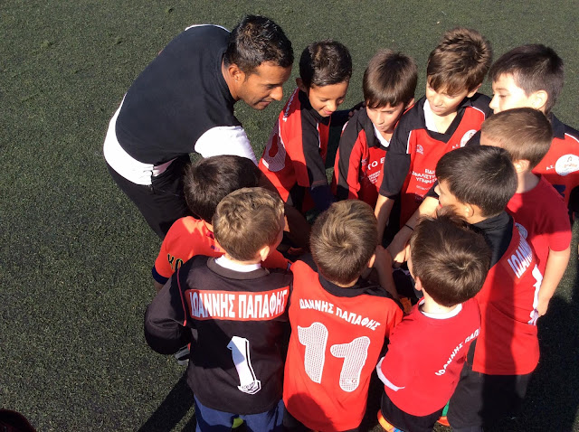 η ποδοσφαιρική ακαδημία τζούνιορ πριν τη σέντρα του φιλικού αγώνα