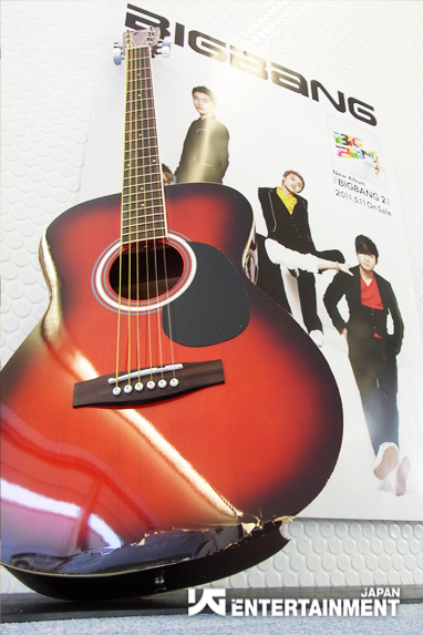 pics - [Pics] Big Bang Japan Blog publica: Guitarra usada en Tonight en el Love & Hope Tour  TONIGHT+GUITAR+LOVE+%2526+HOPE+JAPAN+2