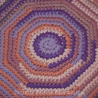 alt="crochet rug, tapestry yarn, tapete em crochet, lãs para tapeçaria"