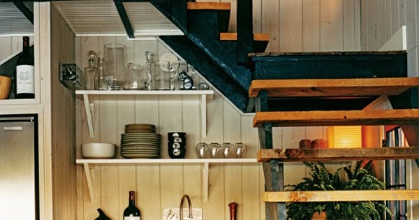 Una cocina debajo de las escaleras...
