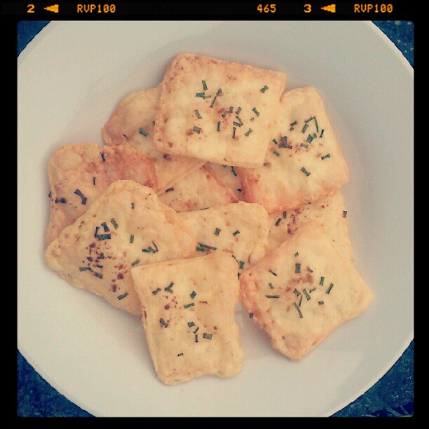 Jen's Place Cheese, garlic & chive crisps