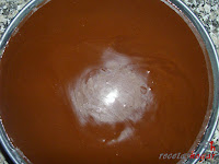 Tarta puro chocolate-añadiendo cobertura