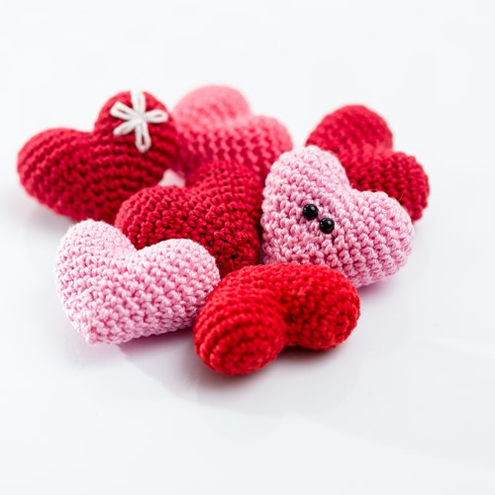 Valentine's Day Crochet pattern, amigurumi heart (photo by Woolytoons) | Happy in Red Valentine's Day Crochet pattern, amigurumi heart (photo by Woolytoons) | Happy in Red