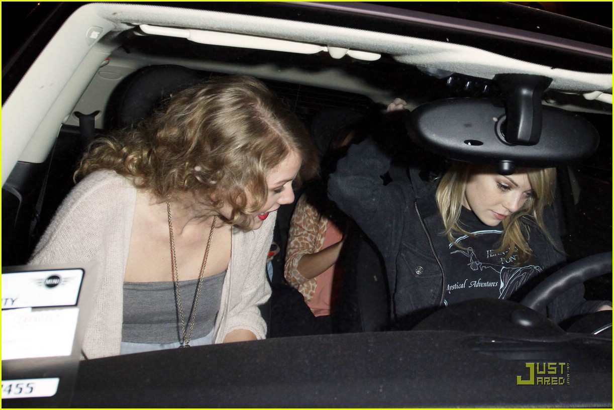 http://4.bp.blogspot.com/-BOT4PQz2gAc/TaAYZNWxhmI/AAAAAAAAF4I/3edvHVQSBx8/s1600/taylor-swift-emma-stone-gno-07.jpg