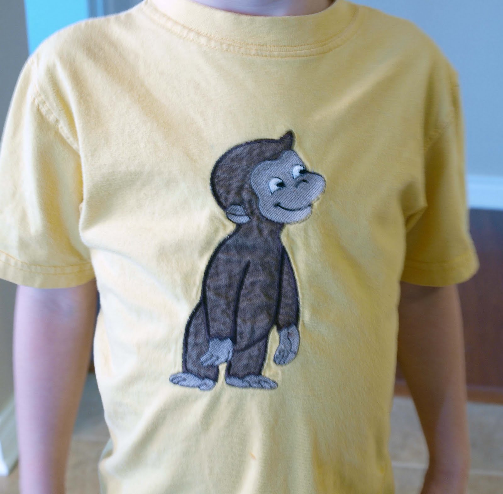 http://4.bp.blogspot.com/-BOsNjUVMdlE/TbSrdrVgb2I/AAAAAAAAAwM/O47H3QxefEY/s1600/Curious+George+Shirt.jpg