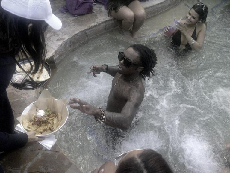 Foto do Lil Wayne na piscina Foto do Lil Wayne na piscina