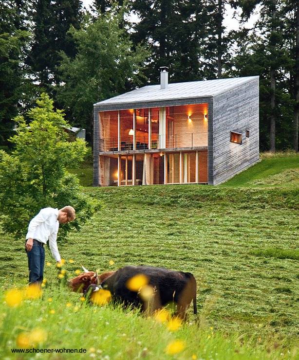 Arquitectura de casas: casa cabaña moderna de madera en pendiente.