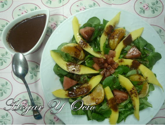 Ensalada De Canónigos Con Frutas Y Aliño De Chocolate
