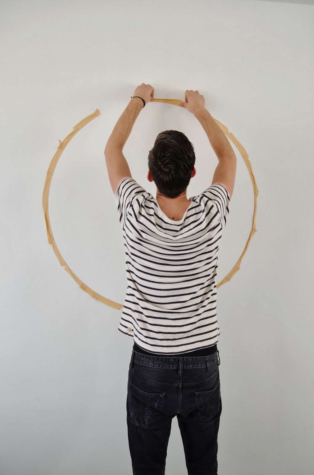 Diy: koperkleurige cirkel op de muur
