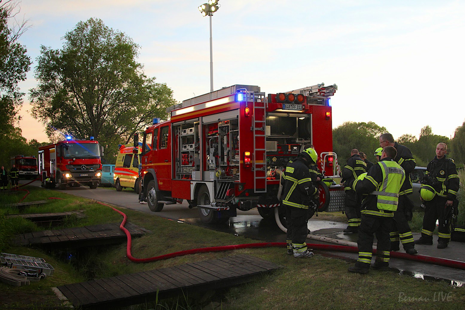 Bernau: Grosseinsatz der Feuerwehr - Bungalow Brand... 56 Bernau LIVE - Dein Stadtmagazin für Bernau bei Berlin