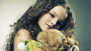 Lili R. Draegon - Vampire Cute+Little+Girl+Hugging+Teddy+Bear-cutelittlebabies.blogspot.com