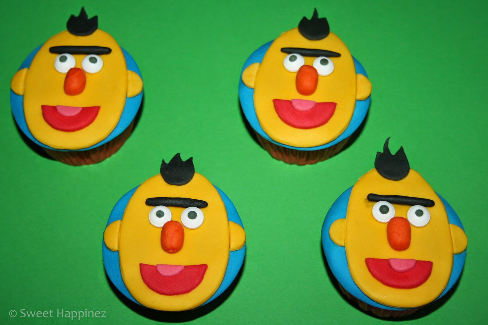 http://4.bp.blogspot.com/-BSUVIJk8MOw/VOT_4fmY0kI/AAAAAAAAEco/ThARUr8_FP4/s1600/Bert%2BCupcakes%2B3.JPG