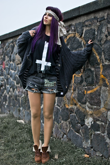 masha sedgwick lila haare köln modebloggerin fashion blog violet hair hippie goth grunge studs studded shorts