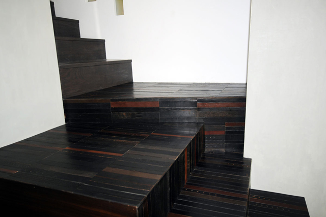 Upcycling: cintos velhos usados como forração de piso e parede