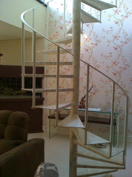 Escada em Ferro com acabamento em pintura marmorizada.