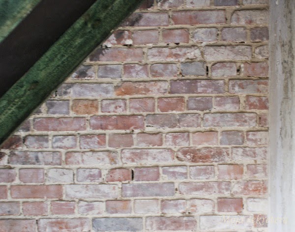 ściana z cegieł oczyszczona z tynku