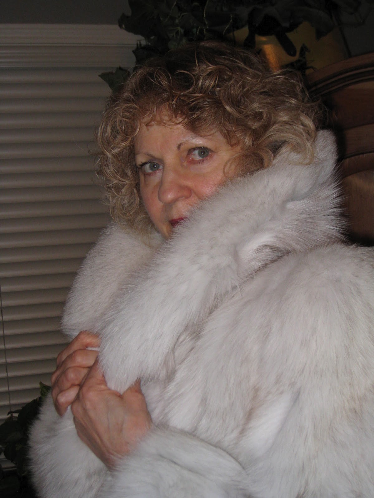 LA FOURRURE: Dutch mature women love so much fur coat