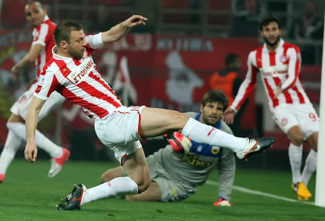 Ο Αβραάμ Παπαδόπουλος κάνει το 1-0 με προβολή από κεφαλιά-ασσίστ του Ραφίκ Τζεμπούρ στο 14ο λεπτό. Ο Αβραάμ Παπαδόπουλος κάνει το 1-0 με προβολή από κεφαλιά-ασσίστ του Rafik Djebbour στο 14ο λεπτό.