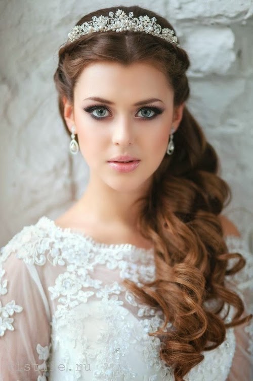 1,long,curly,hairstyle,with,a,tiara