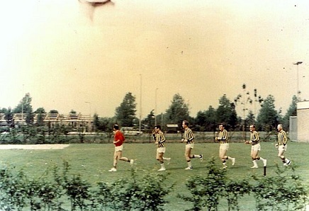 Sportdag in juni 1969: Voetbalwedstrijd tussen docenten en leerlingen