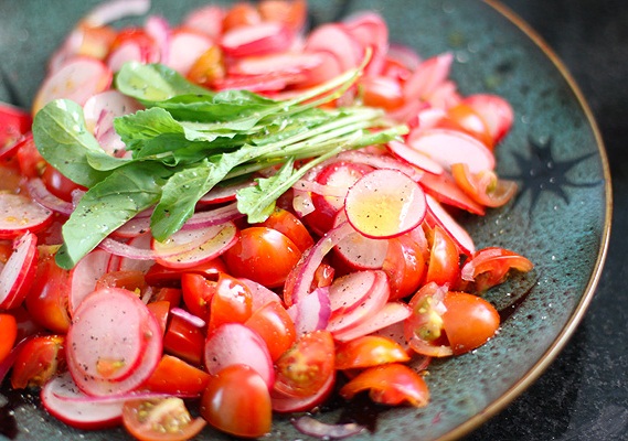 Cantinho Vegetariano: Salada de Rabanete, Tomate-Cereja, Rúcula Baby e  Cebola Roxa (vegana)